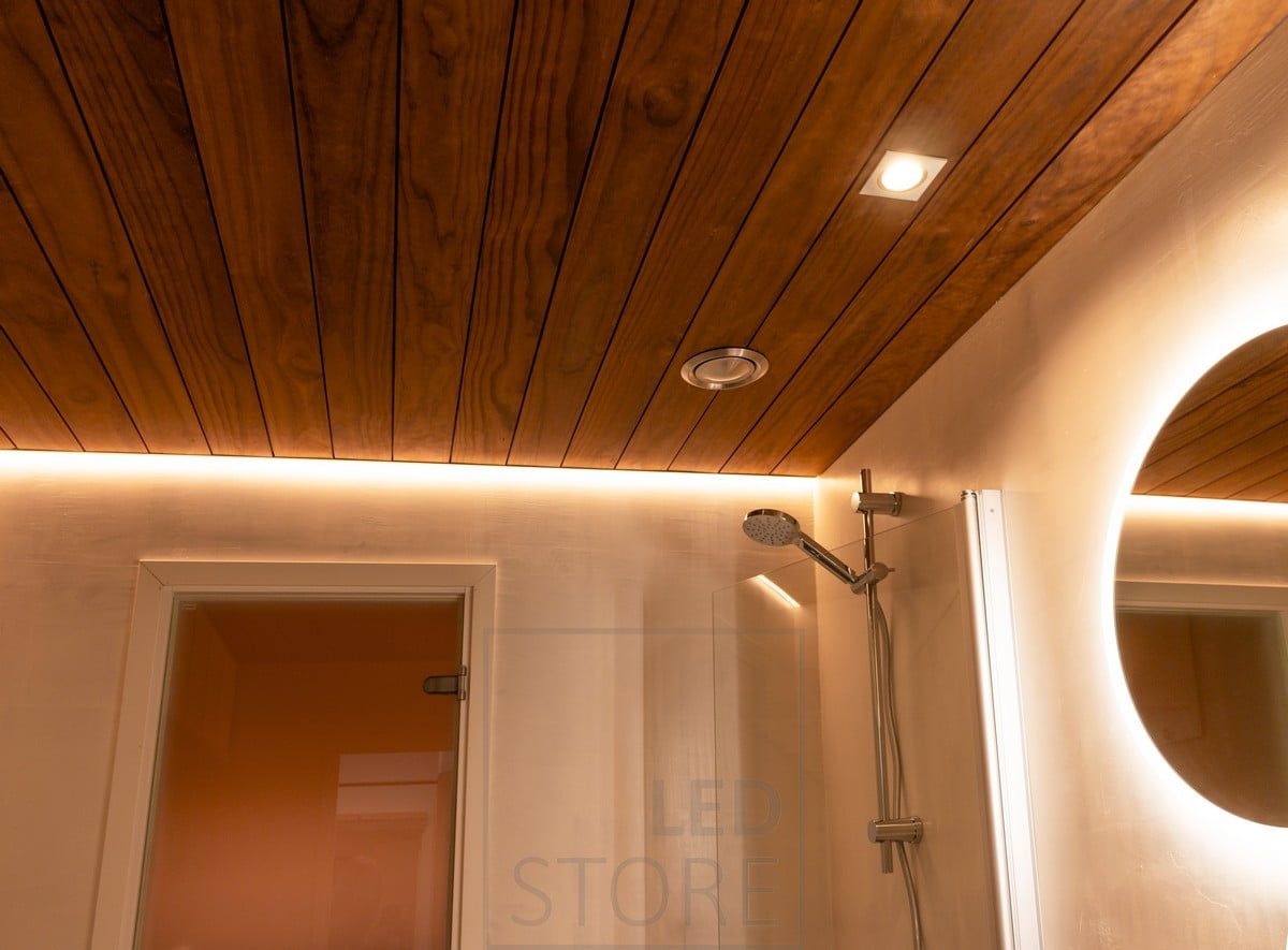 Reunaprofiilissa led nauha valaisemassa suihkua yhdistettynä valopeiliin ja kattospotteihin. Ledstore.fi