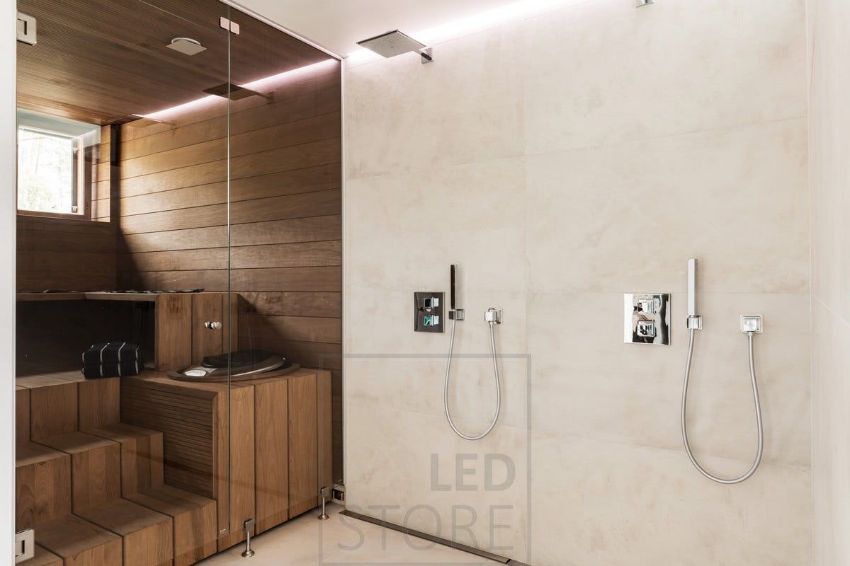 Kylpyhuoneessa suihkun takana epäsuoraa valoa. Led nauha vedenkestävässä profiilissa katon ja seinän välissä urassa. Ledstore.fi