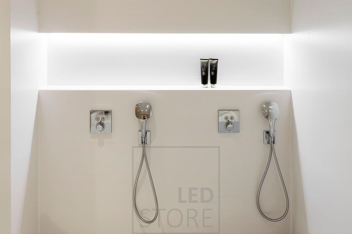 Kylpyhuoneessa shampoohyllyssä yläkulmassa led nauha valaisemassa hyllyn. Ledstore.fi