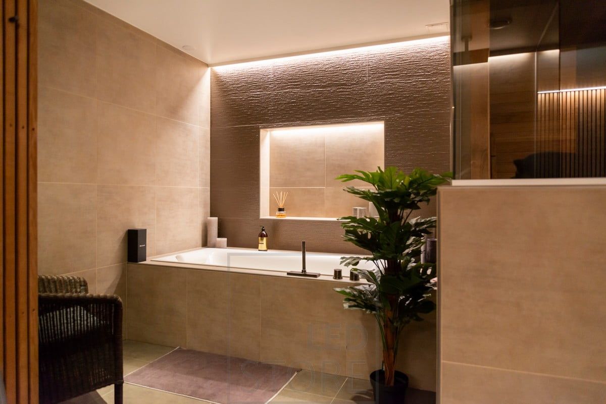 Spa-osastolla epäsuoraa valoa. Led nauha katon ja seinän välissä sekä hyllyn yläkulmassa. Ledstore.fi