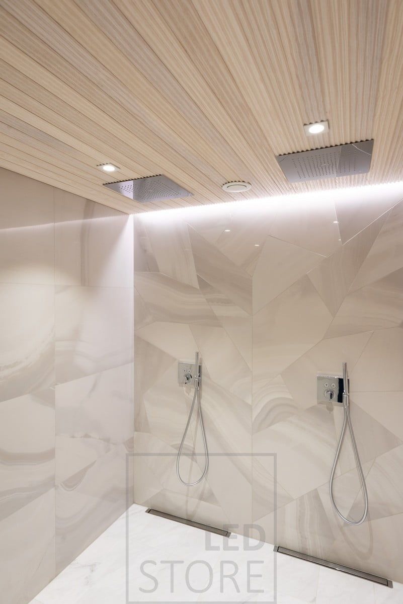Led nauha katon ja seinän välissä asennettuna suihkuseinää ja laatoitusta korostamaan. Suihkujen edessä nauhan tueksi kaksi spottia. Ledstore.fi