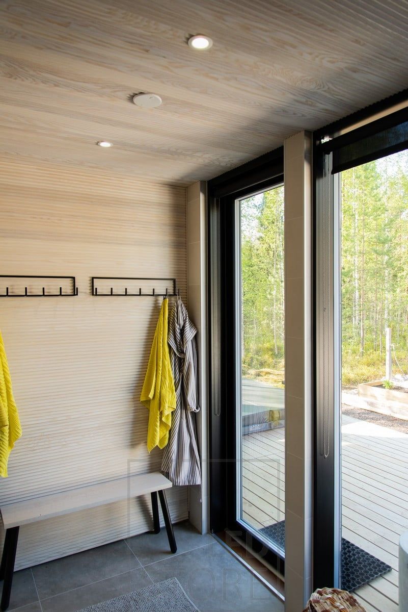 Kattospotit valaisemassa pukeutumistilaa. Ledstore.fi