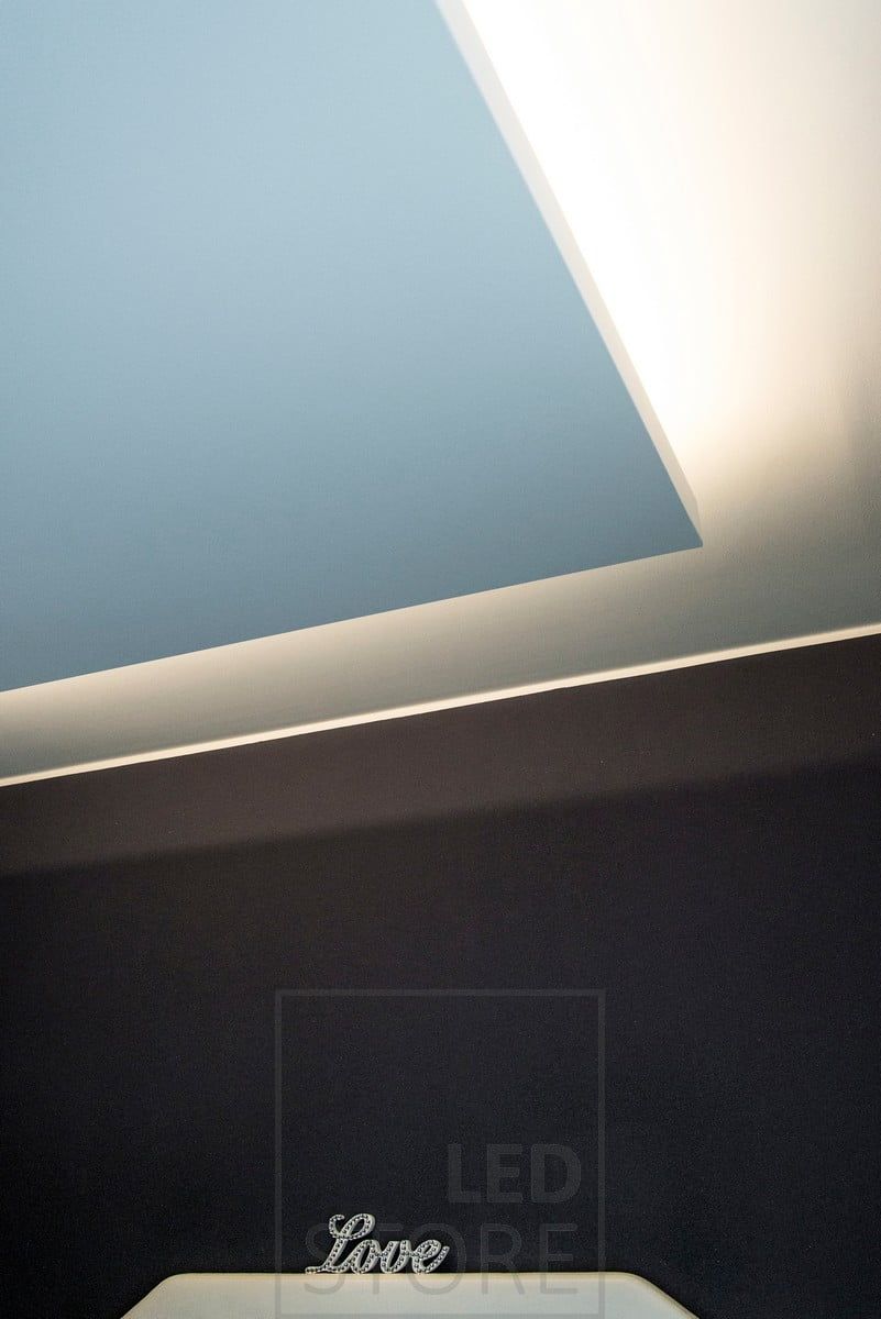 Alaslaskussa led nauha valaisemassa epäsuoraa valoa makuuhuoneeseen. Ledstore.fi