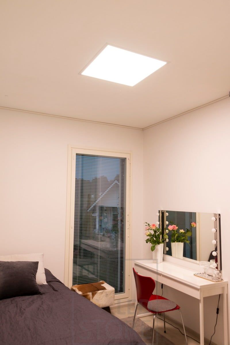 Led Paneeli valaisee kauniin tasaisesti ja muistuttaa kattoikkunaa. Ledstore.fi