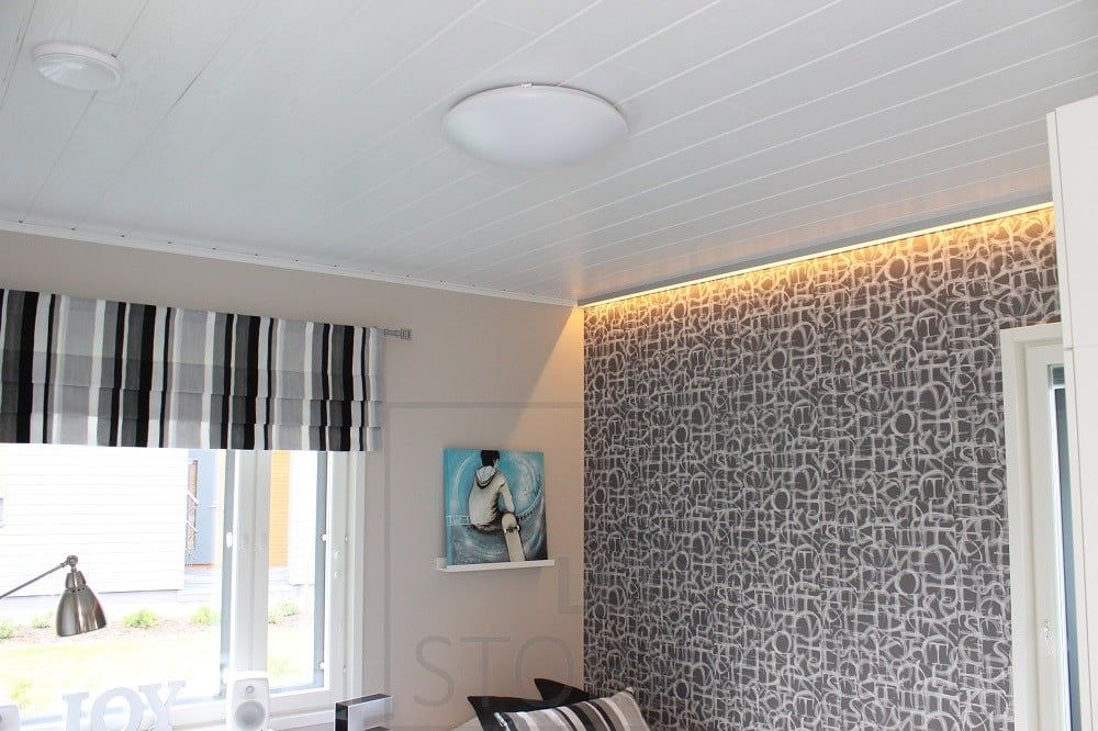 Listassa led nauha luomassa makuuhuoneeseen epäsuoraa valoa ja korostamassa tapettia. Ledstore.fi