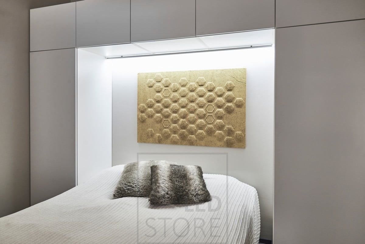 Sängynpäädyssä led nauha asennettuna kaappien yläkulmaan. Led nauha valaisee tunnelmallista valoa makuuhuoneeseen. Ledstore.fi