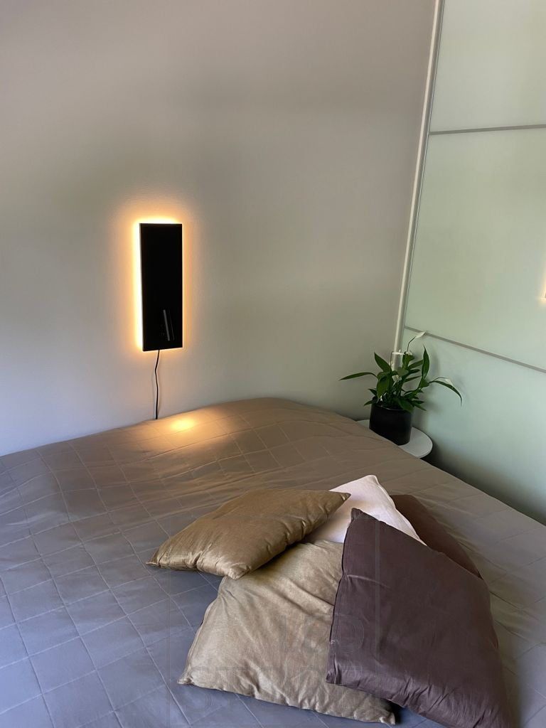 Musta tunnelma- ja yövalo NIGHT sängynpäädyssä. Valaisin saatavana myös valkoisena. Ledstore.fi