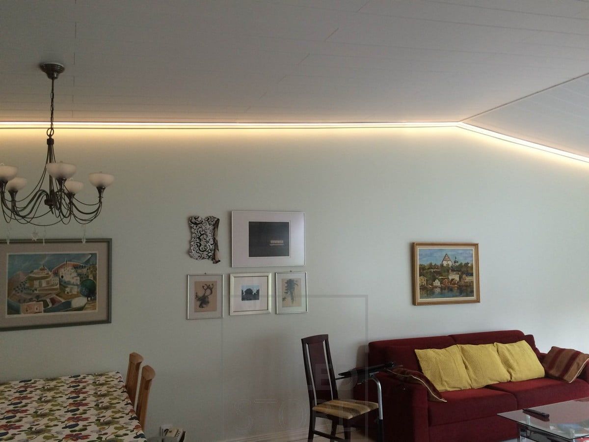 Tilan reunoilla led nauha valaisemassa tunnelmallista valoa olohuoneeseen. Ledstore.fi