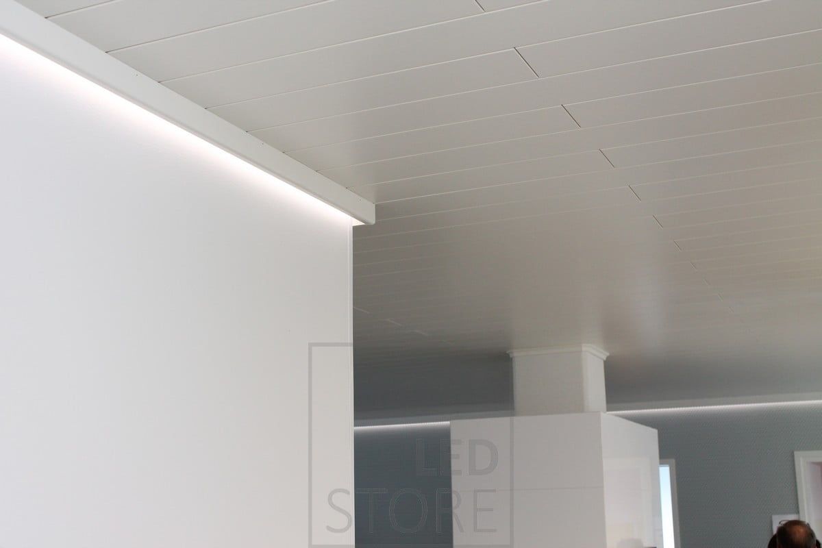 Koristelistan takana led nauha valaisemassa epäsuorasti seinän kautta olohuonetta. Ledstore.fi