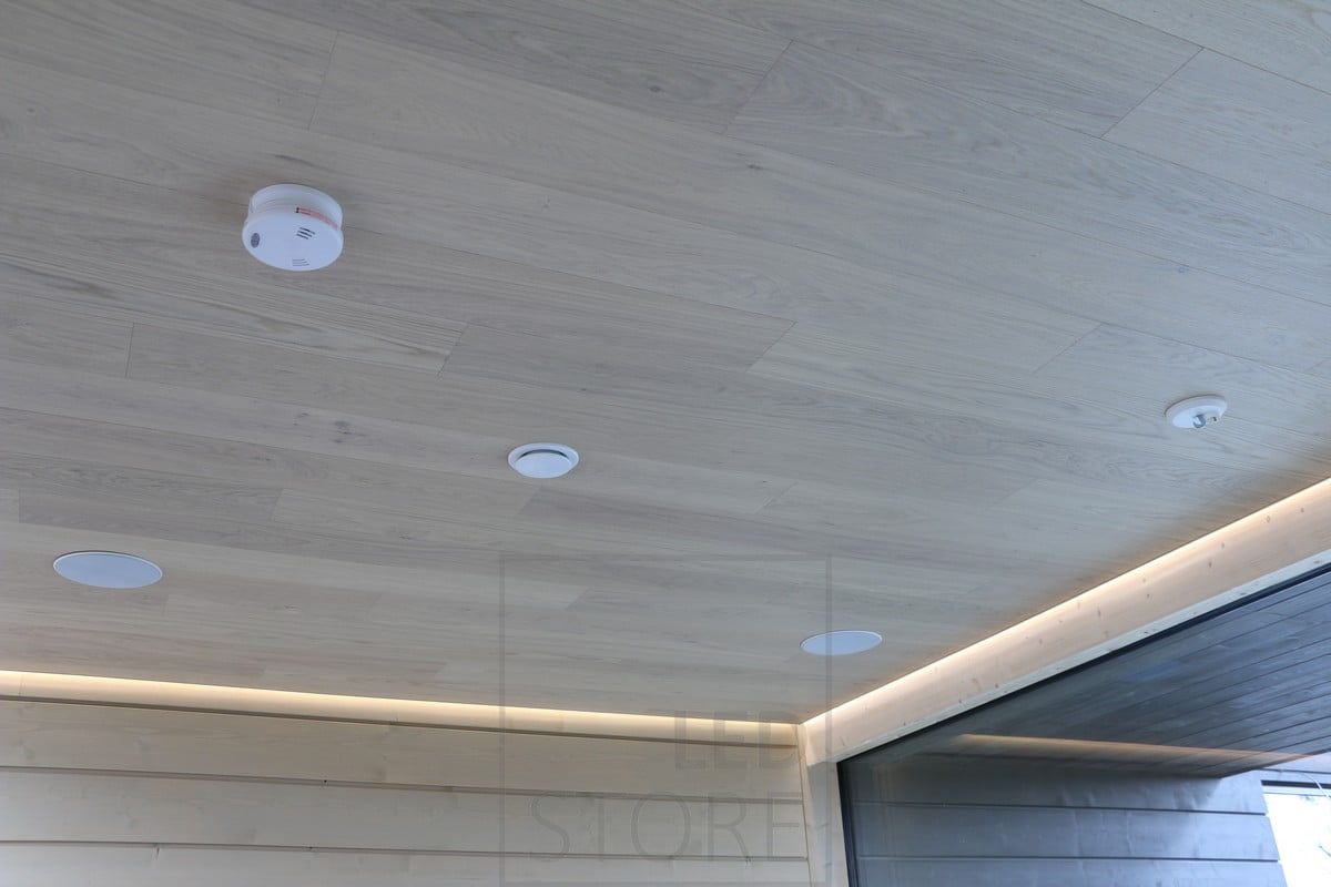 Katon ja seinän välissä led nauha valaisemassa epäsuoraa valoa olohuoneeseen. Ledstore.fi