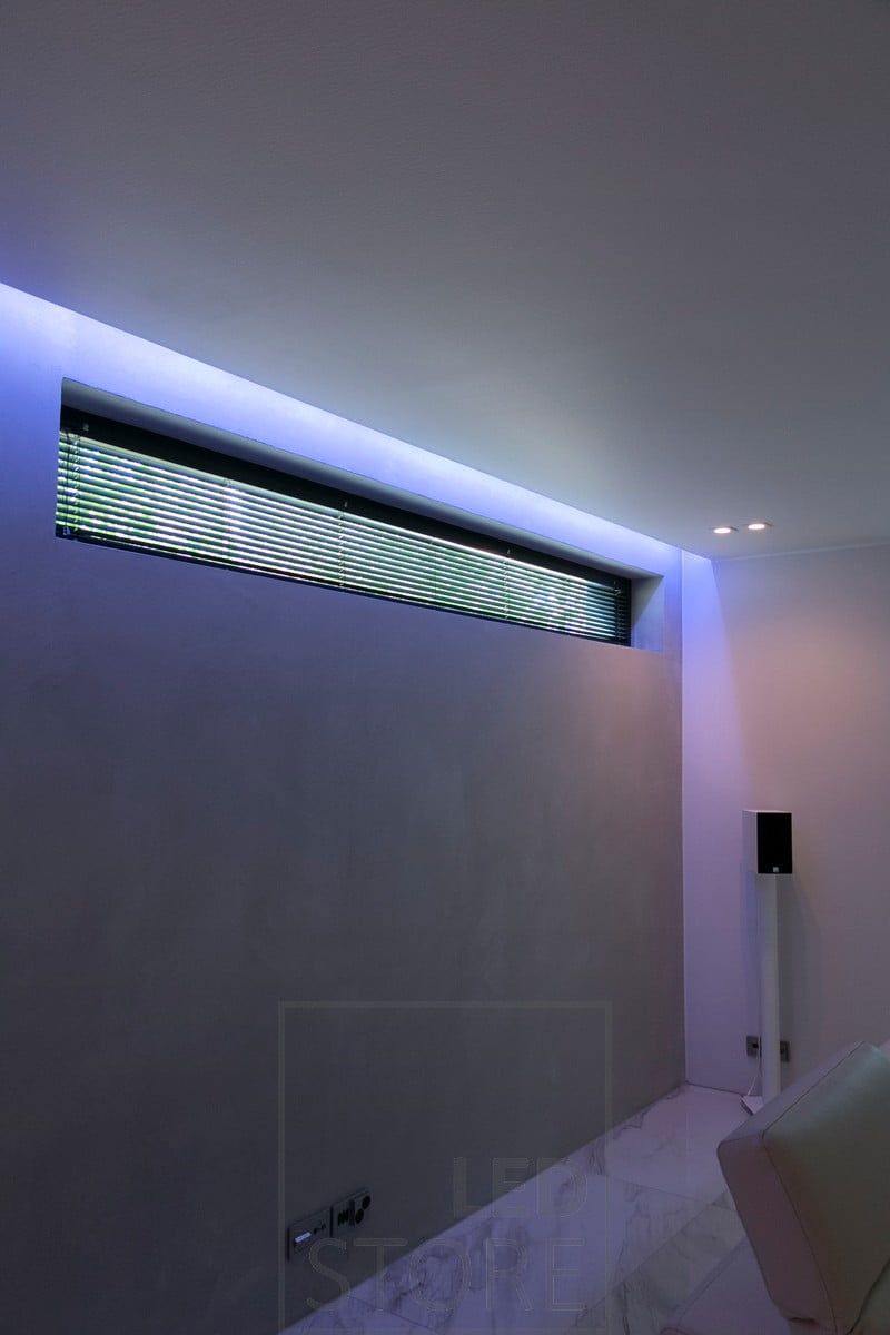 Olohuoneessa RGB nauha katon ja seinän välissä urassa tunnelmavalona. Ledstore.fi