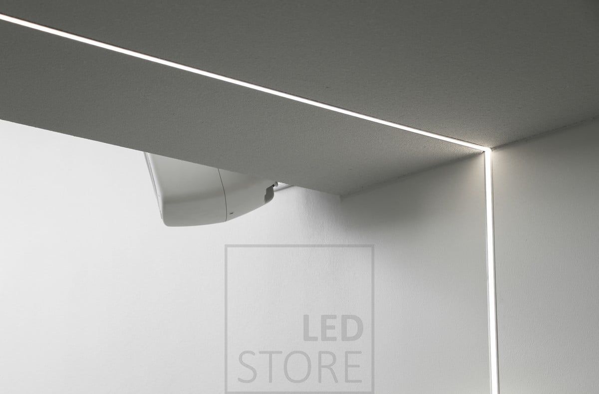 Led nauha asennettuna uppoprofiiliin, jatkuu katosta alas seinää pitkin. Ledstore.fi