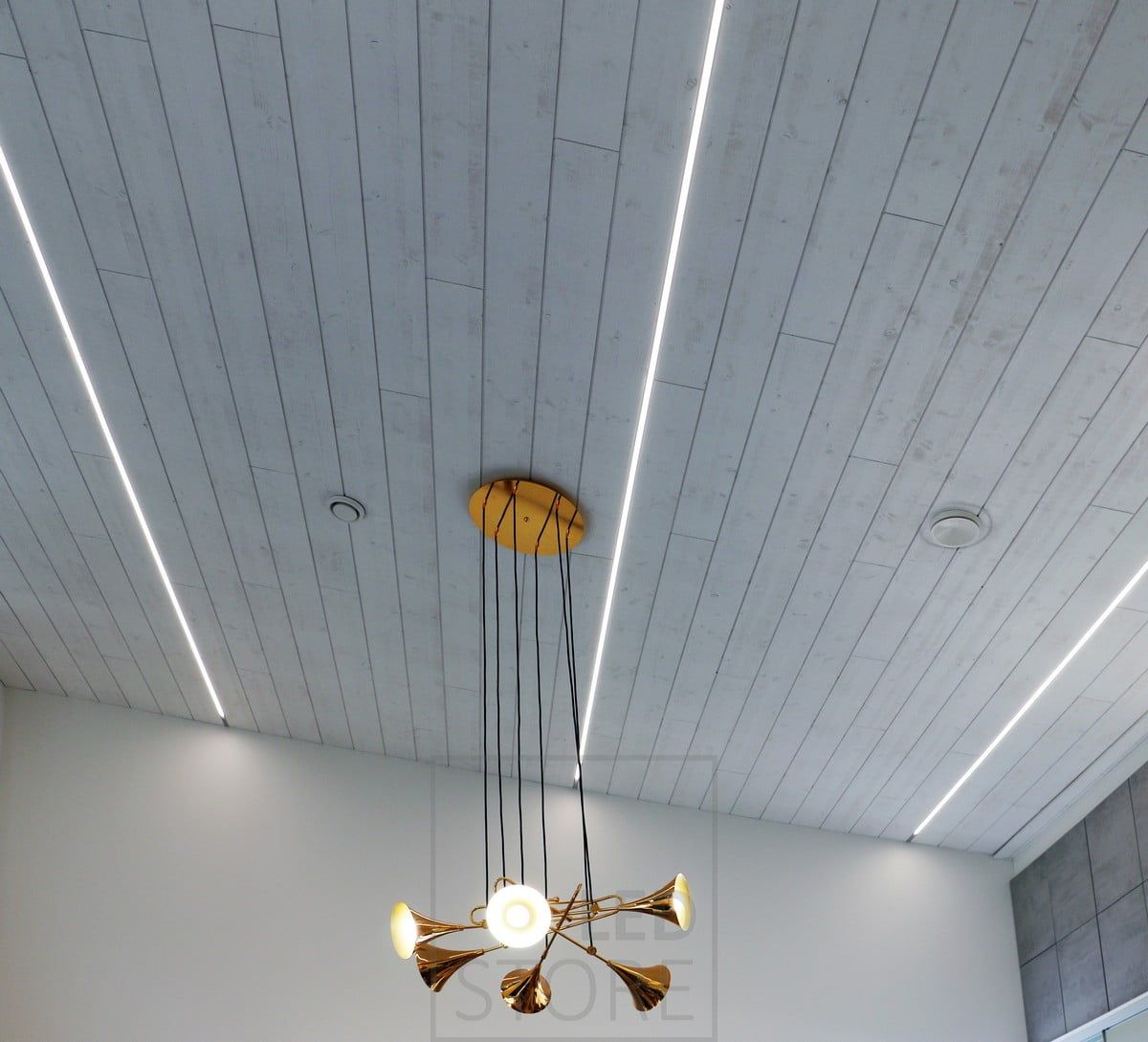 Katossa led nauhat asennettu koko tilan pituudelle, saaden aikaiseksi miellyttävän valaistuksen ja modernin ilmeen. Ledstore.fi