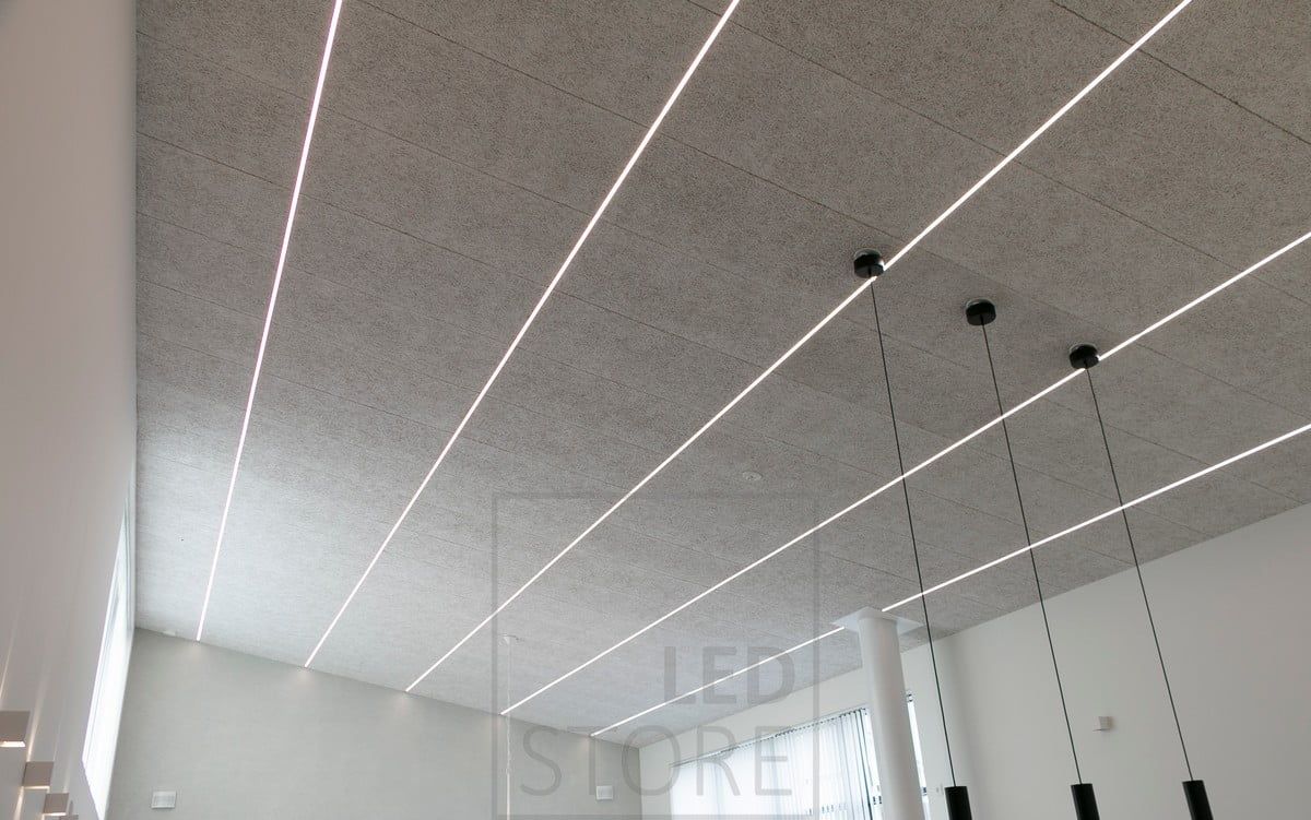Olohuoneen katossa led nauhat asennettu koko tilan pituudelle, luovat miellyttävän ja tasaisen yleisvalaistuksen ja modernin ilmeen. Ledstore.fi