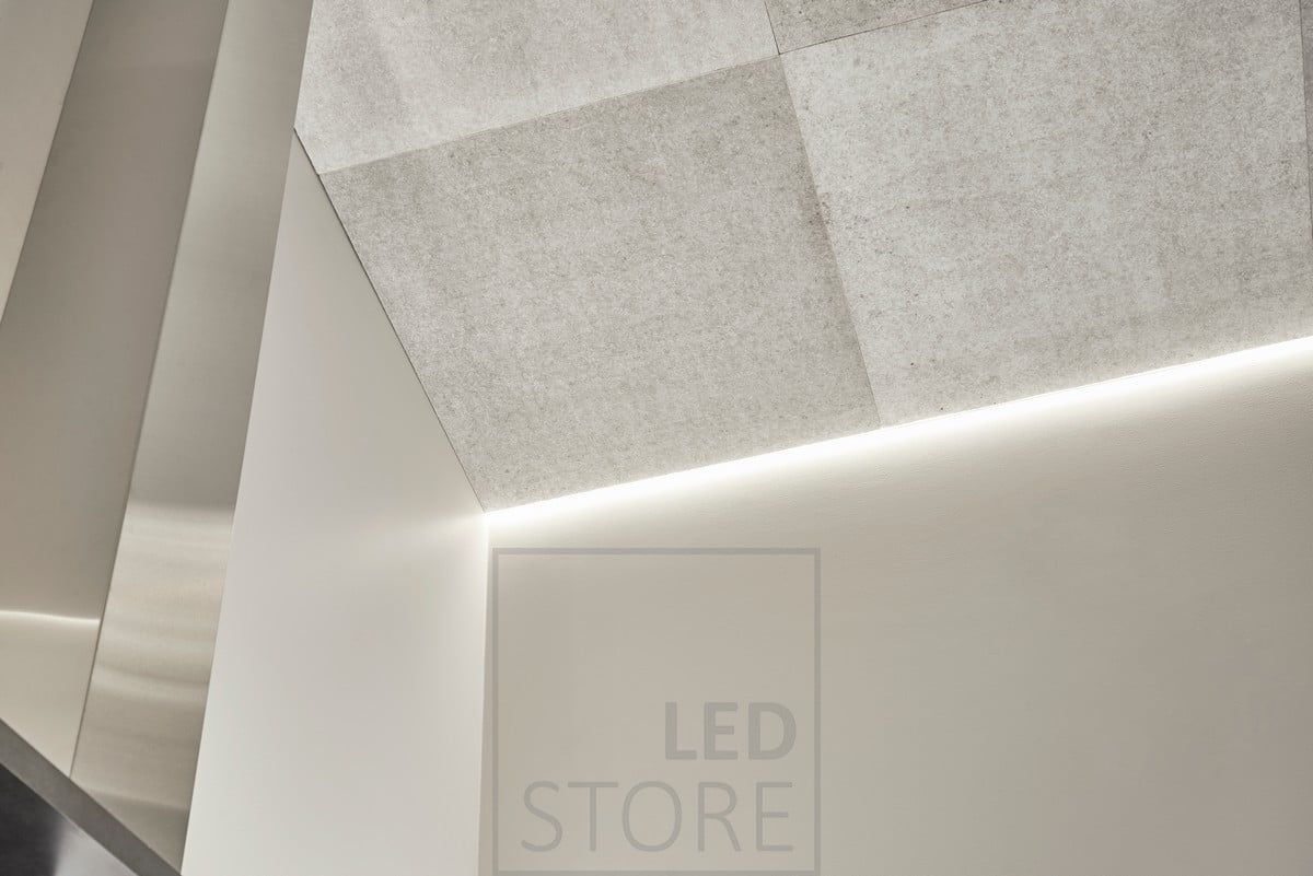 Katon ja seinän väliin asennettu led nauha valaisemassa epäsuoraa tunnelmavaloa olohuoneeseen. Ledstore.fi