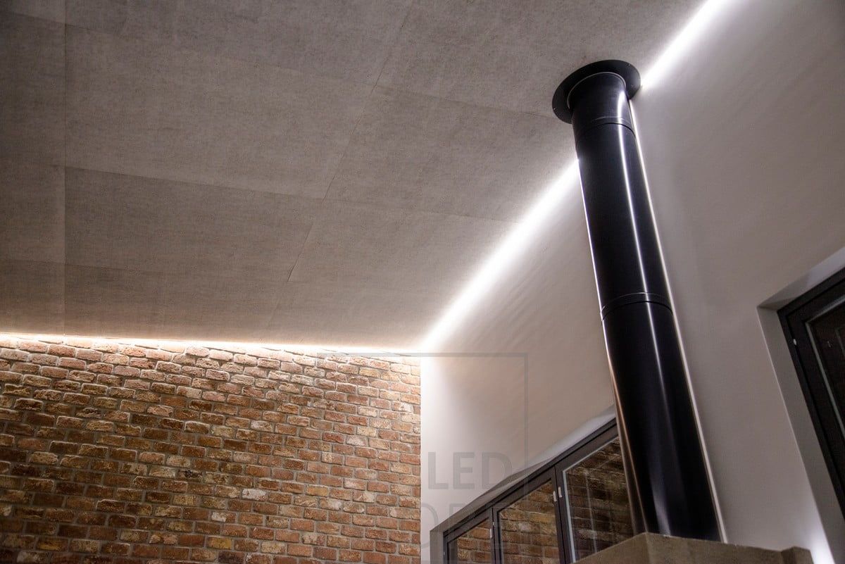 Olohuoneen katossa pehmeää, epäsuoraa tunnelmavaloa. Led valonauha kiertää tilaa katon ja seinän välisessä urassa. Ledstore.fi