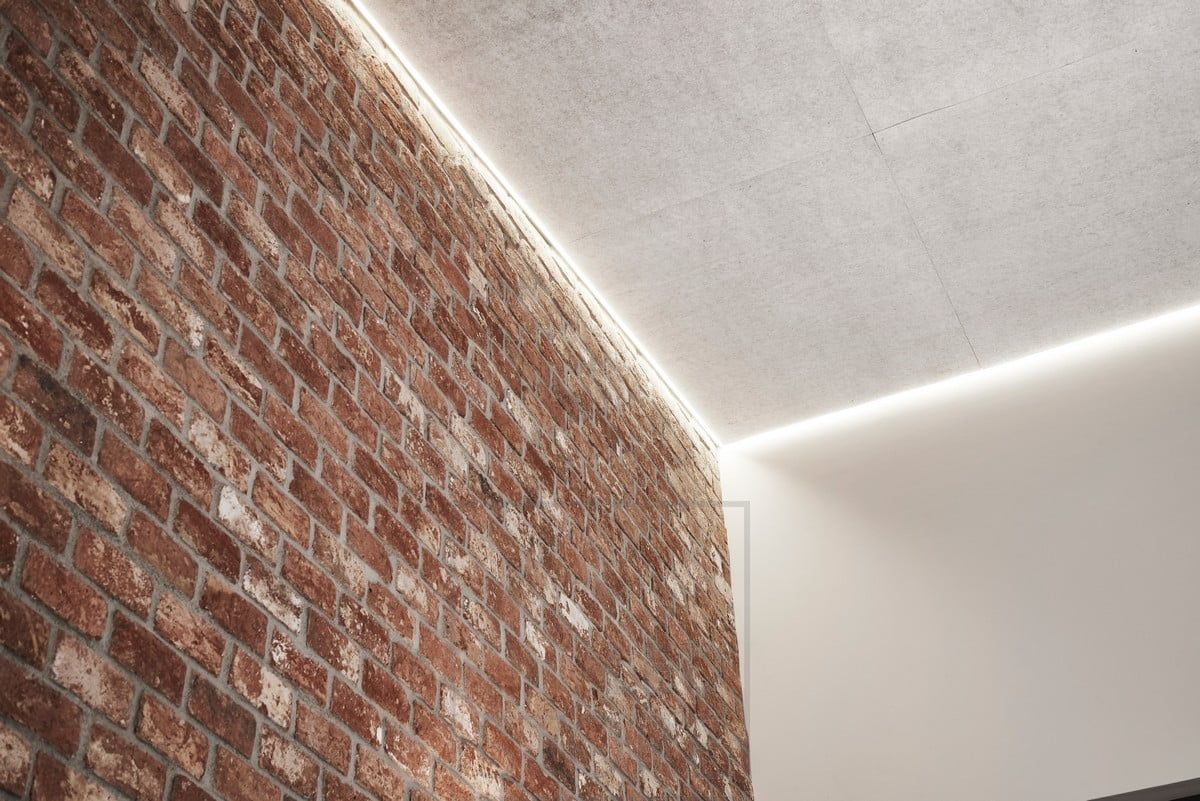 Olohuoneessa katon ja seinän välissä led nauha valaisemassa epäsuoraa tunnelmavaloa. Ledstore.fi