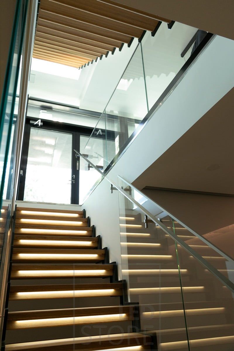 Portaissa tunnelmallinen ja pehmeä valaistus askelmavalaistuksen muodossa. Ledstore.fi