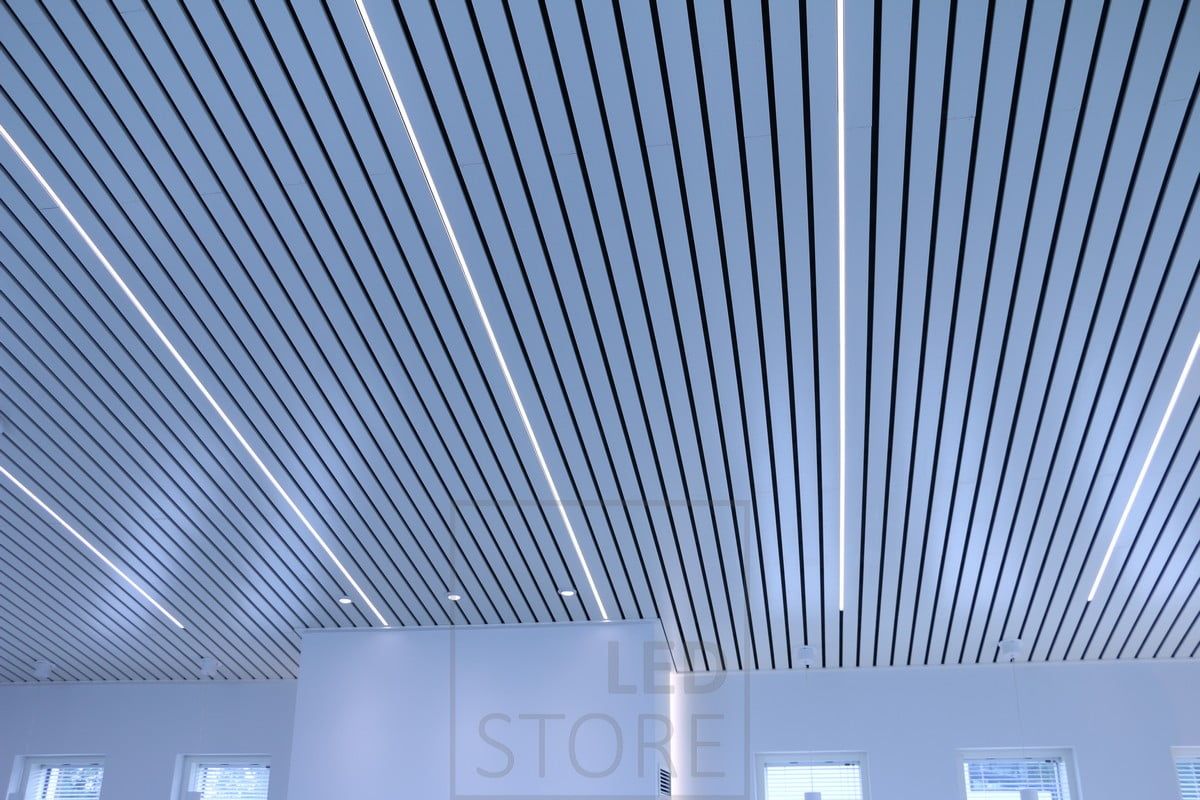Rimakatossa led-valonauhat matalassa pintaprofiilissa rimojen välissä. Valaistus on miellyttävän tasainen ja korostaa katon rimoja. Ledstore.fi