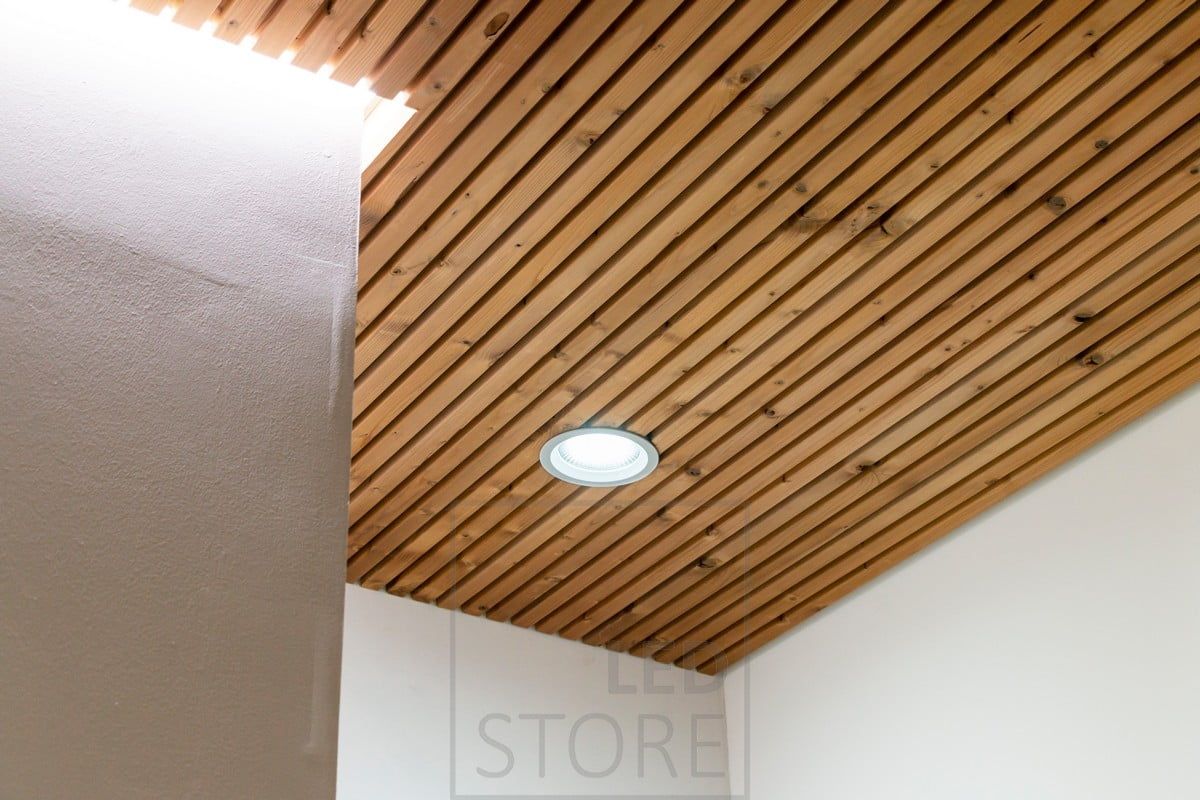 Rimakatossa upotettava EYE-syväsäteilijä sekä epäsuoraa valoa led nauhalla. Sekä led valonauha että syväsäteilijä ovat värilämpötilasäädettäviä. Ledstore.fi