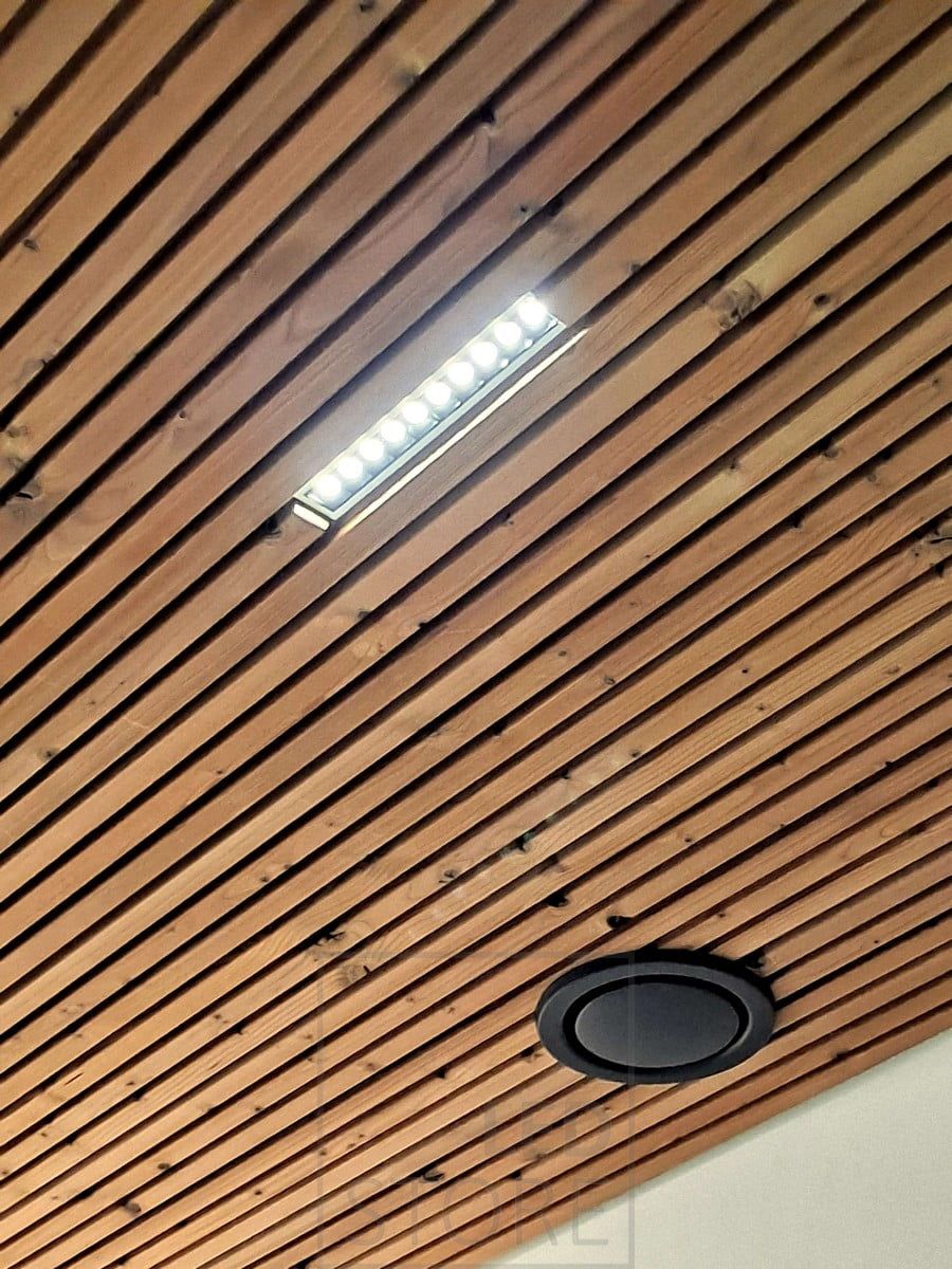 Rimakaton valaistus LED LINJA 10-spoteilla, valaisin on tehokas 10x2W. LED LINJA 10 valaisimessa on erittäin kapea vain 15 asteen avautumiskulma, joten sitä käytetään tyypillisesti korkeissa tiloissa ja luomaan sisustuksellista valoa, esim. vaatekaappien edessä tai käytävillä. Ledstore.fi