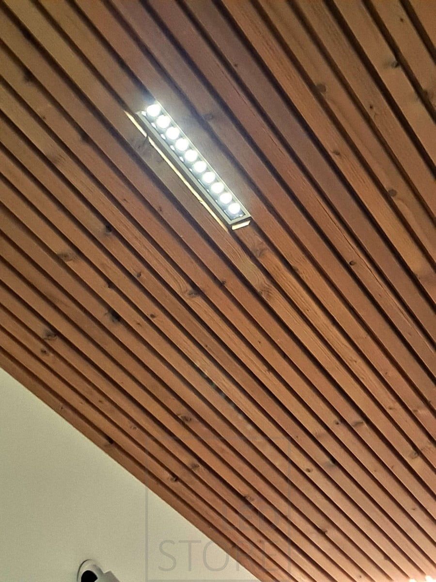 LED LINJA 10-spotti rimakaton valaistuksena, valaisin on tehokas 10x2W. LED LINJA 10 valaisimessa on erittäin kapea vain 15 asteen avautumiskulma, joten sitä käytetään tyypillisesti korkeissa tiloissa ja luomaan sisustuksellista valoa, esim. vaatekaappien edessä tai käytävillä. Ledstore.fi