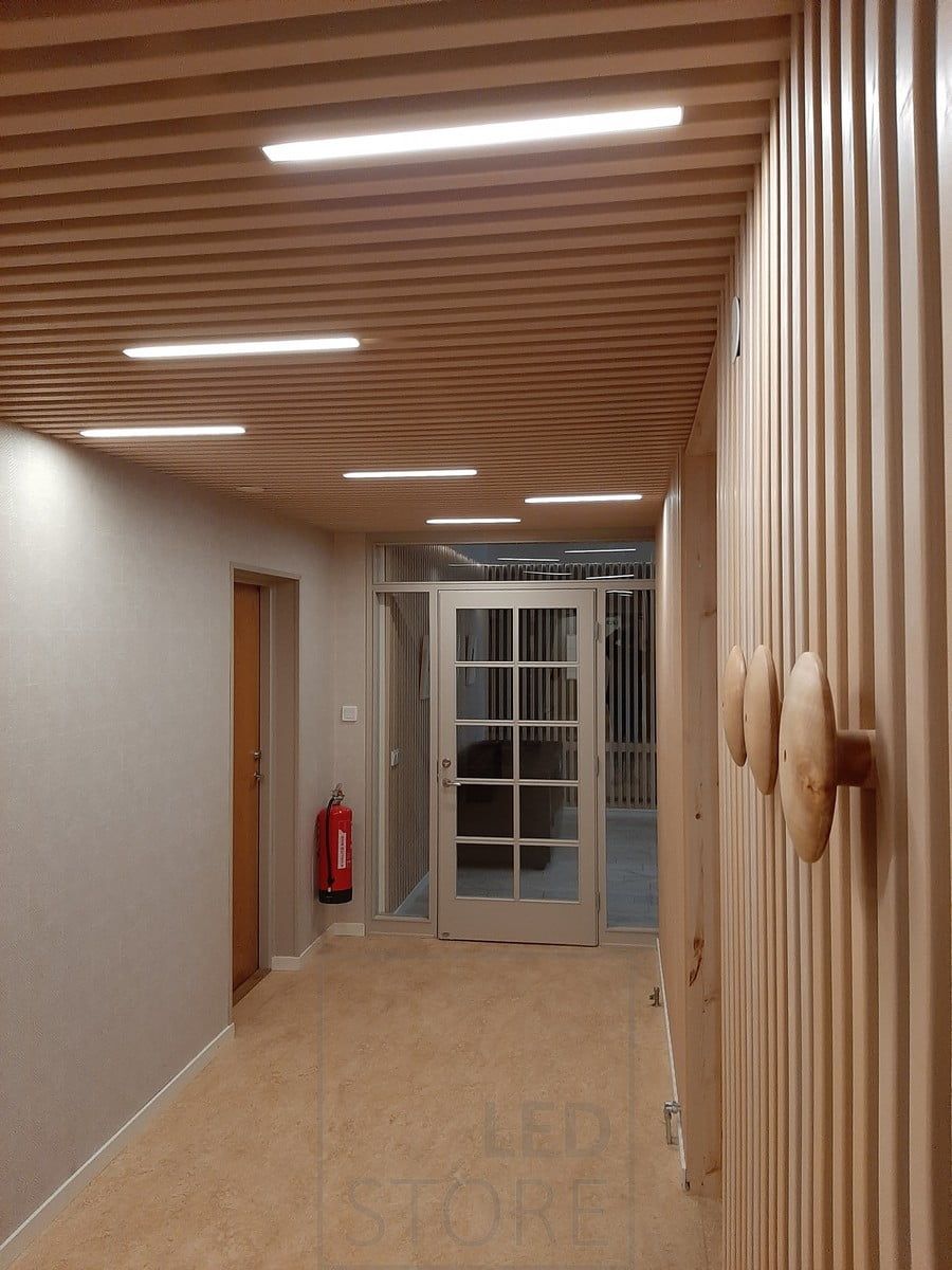 Led nauhat rimakatossa, rimojen välissä luomassa ilmeikkäitä valolinjoja kattoon ja tilaan hyvää yleisvalaistusta. Ledstore.fi