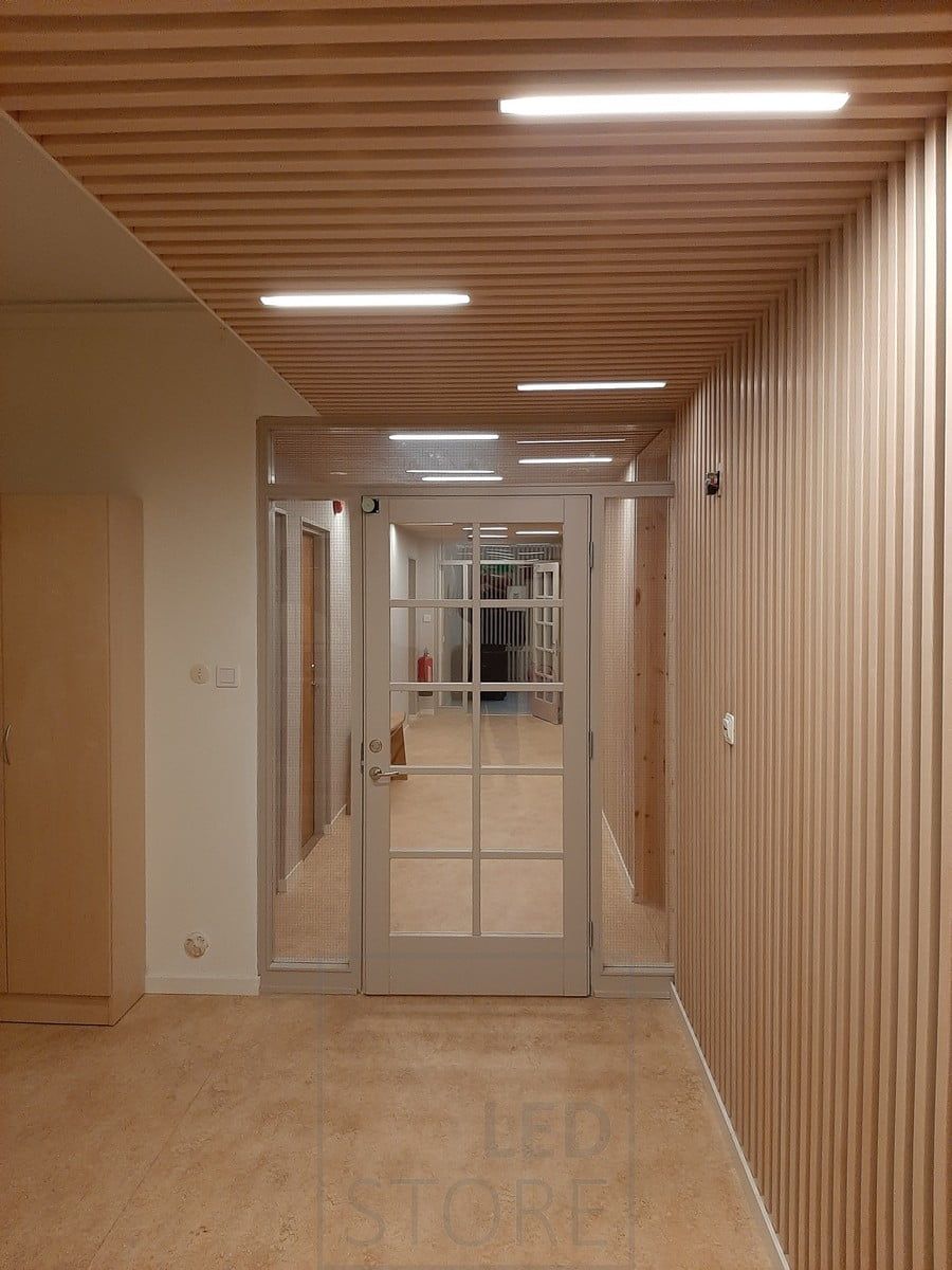 Rimakaton valaistus: trendikäästi upotetut led-valonauhat rimoista tehdyn sisäkaton väleihin. Tällöin ei tarvita erillisiä kattospotteja ja lopputuloksena on upeita visuaalisia valolinjoja. Ledstore.fi