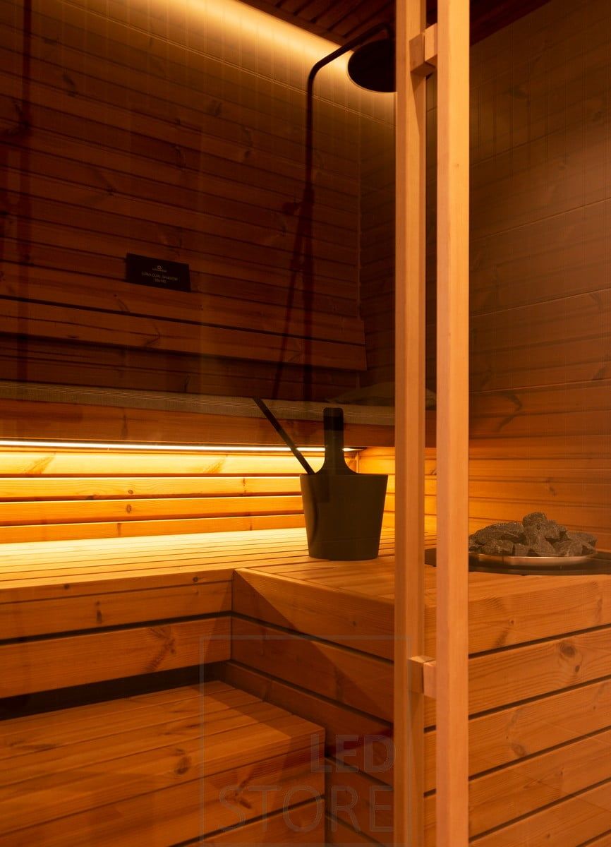 LED-valaistuslogo, jossa valkoinen "LED STORE" teksti neliössä, keskitetty vihreällä taustalla, energiakonsepti