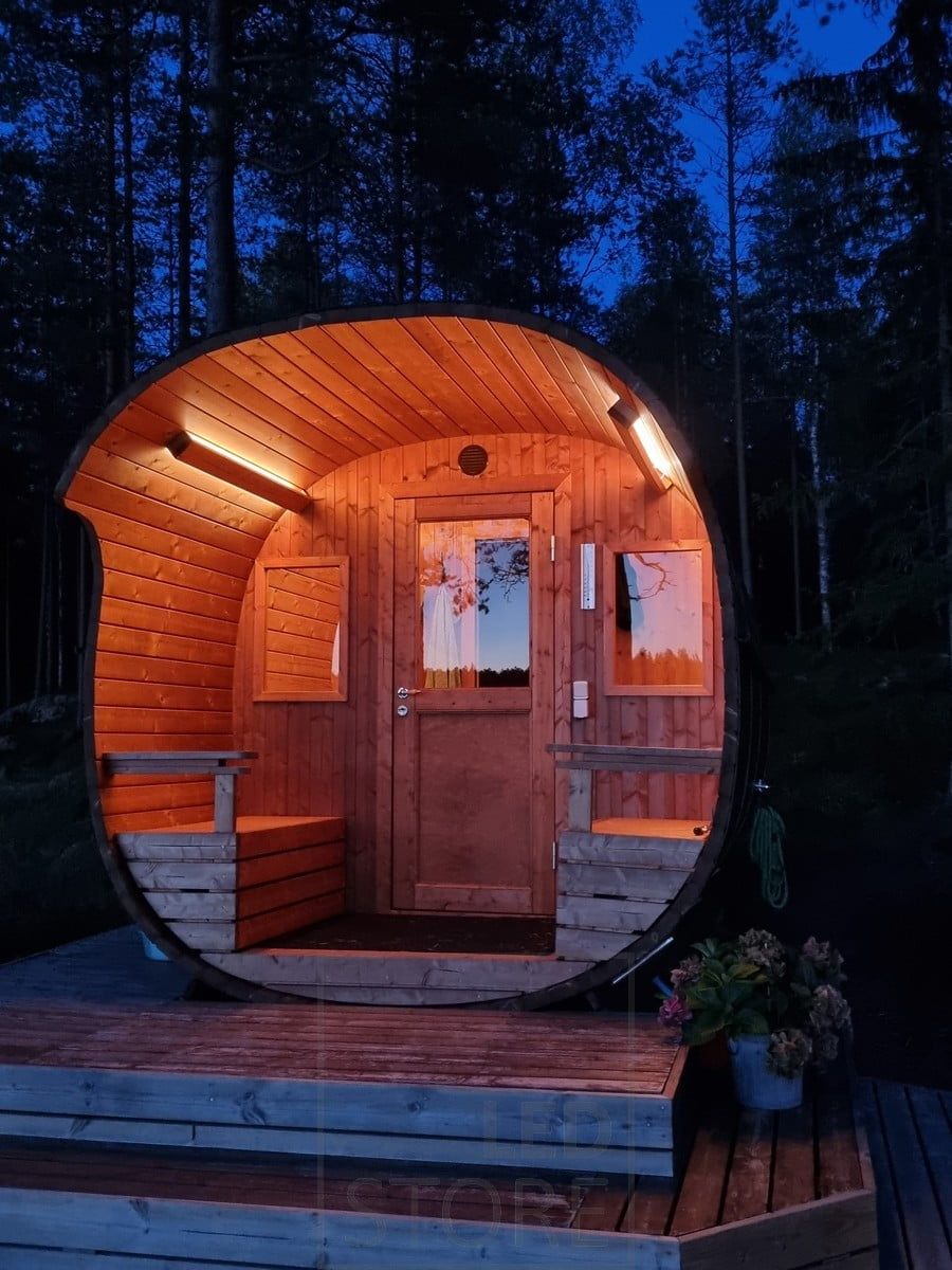 Saunan valaistuksena led valonauhat luomassa epäsuoraa valoa katossa kahteen suuntaan. Ledstore.fi