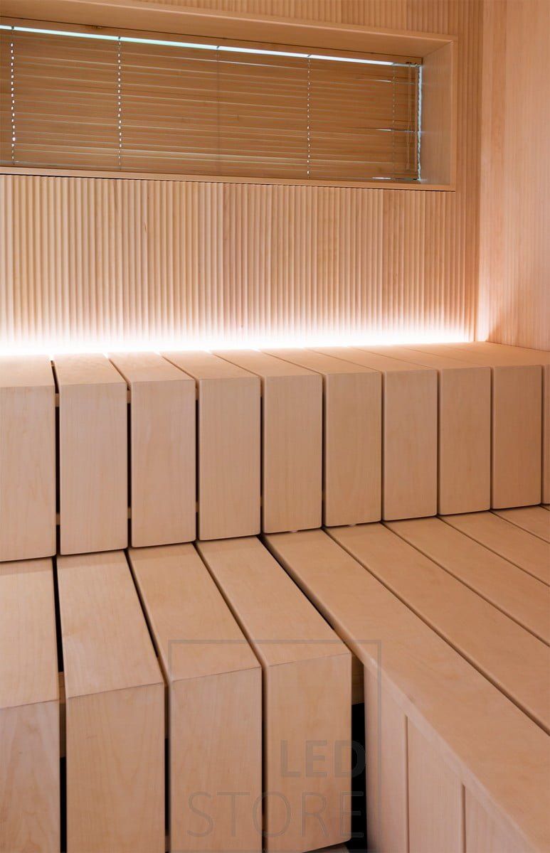 Saunan valaistus: led nauha saunassa penkin takana valaisemassa alhaalta ylöspäin. Ledstore.fi