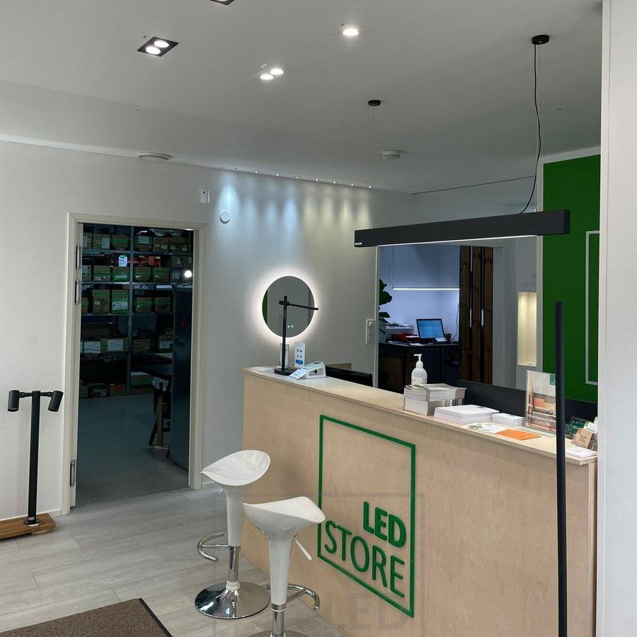 Led valoja Ledstoren Showroomilla. Spotit esillä katossa tiskin edessä ja tiskin yläpuolella VIIVA-kattovalaisin. Seinää korostamassa 3W spottisarjat, kiinteä sekä suunnattava. Spottien alla Moon 600 valopeili. Ledstore.fi