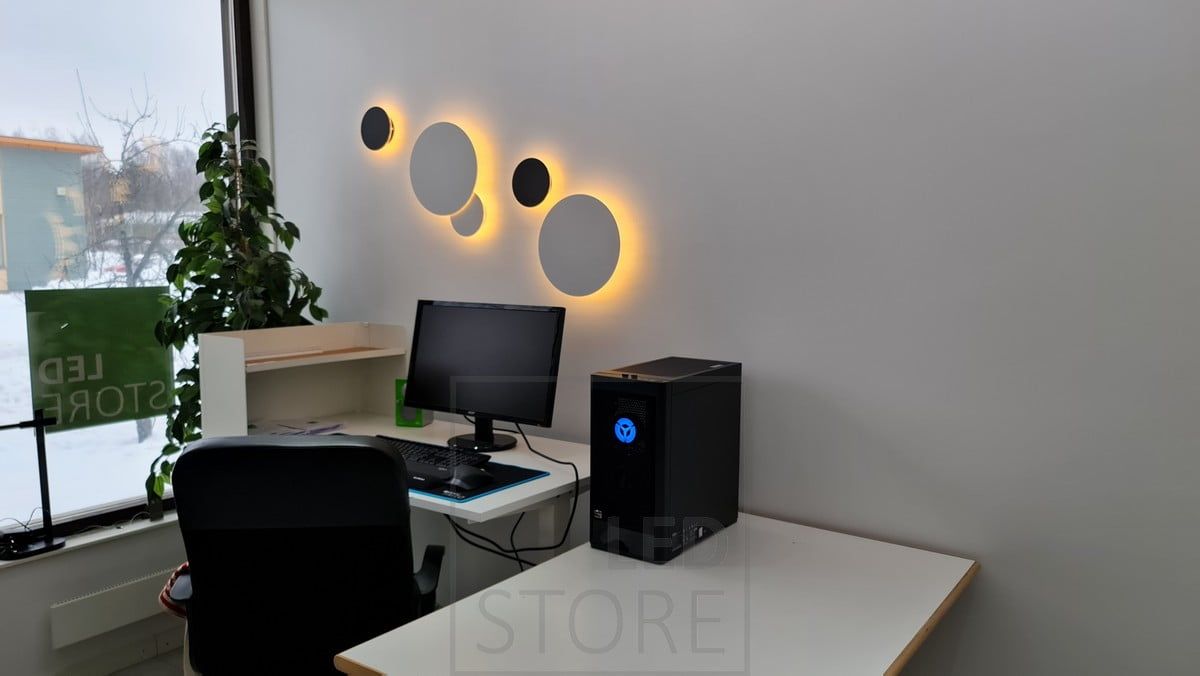Työhuoneessa Eclipse-seinävalaisimia kahdessa eri koossa, kahdessa eri värissä valaisemassa epäsuoraa tunnelmavaloa. Ledstore.fi