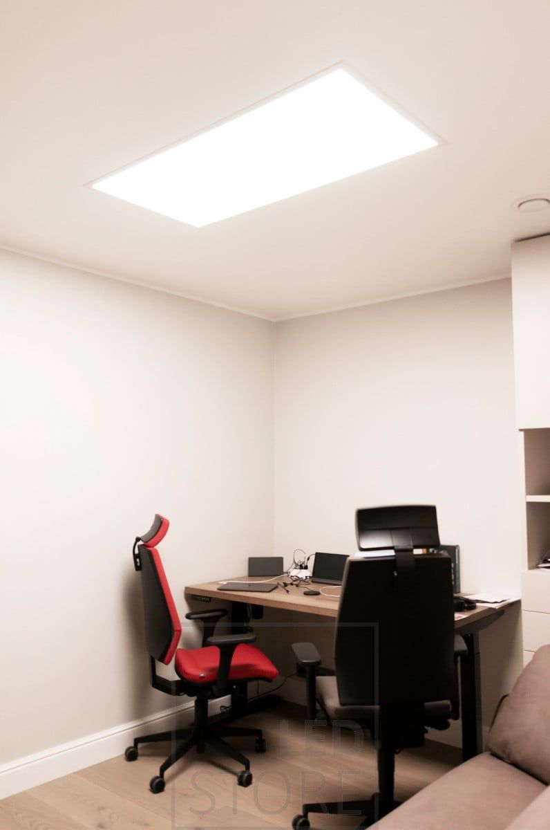 1200x600 UPPOAVA paneeli työhuoneen katossa. Iso valaisin muistuttaa kattoikkunaa ja valaisee tehokkaasti sekä tasaisesti. Valaisin on asennettavissa värilämpötilasäätöön. Ledstore.fi