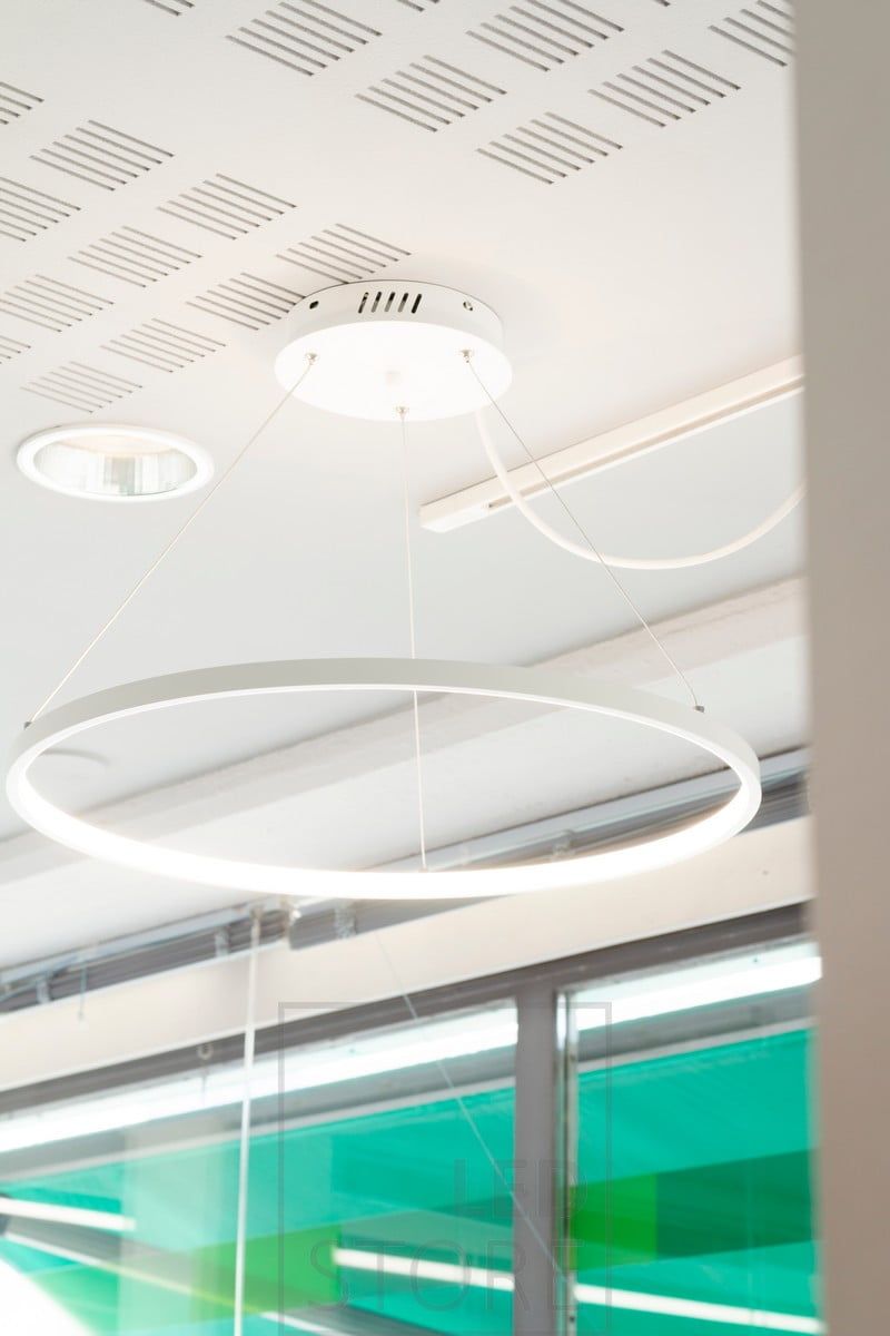 Toimiston valaistuksena Rinkeli-valaisimet. Led RINKELI on minimalistinen ja siro valaisin, joka sopii kotien lisäksi toimistojen valaisuun. Valaisimen korkeutta katosta voi säätää 20 cm ja 250 cm välillä. Valaisin on tilattavissa myös Zigbee ohjauksella joilloin valaisin on täysin ohjattavissa esim Philips HUEsta. Voit siis himmentää ja säätää lämpötilaa portaattomasti 3000-5500K välillä. Ledstore.fi