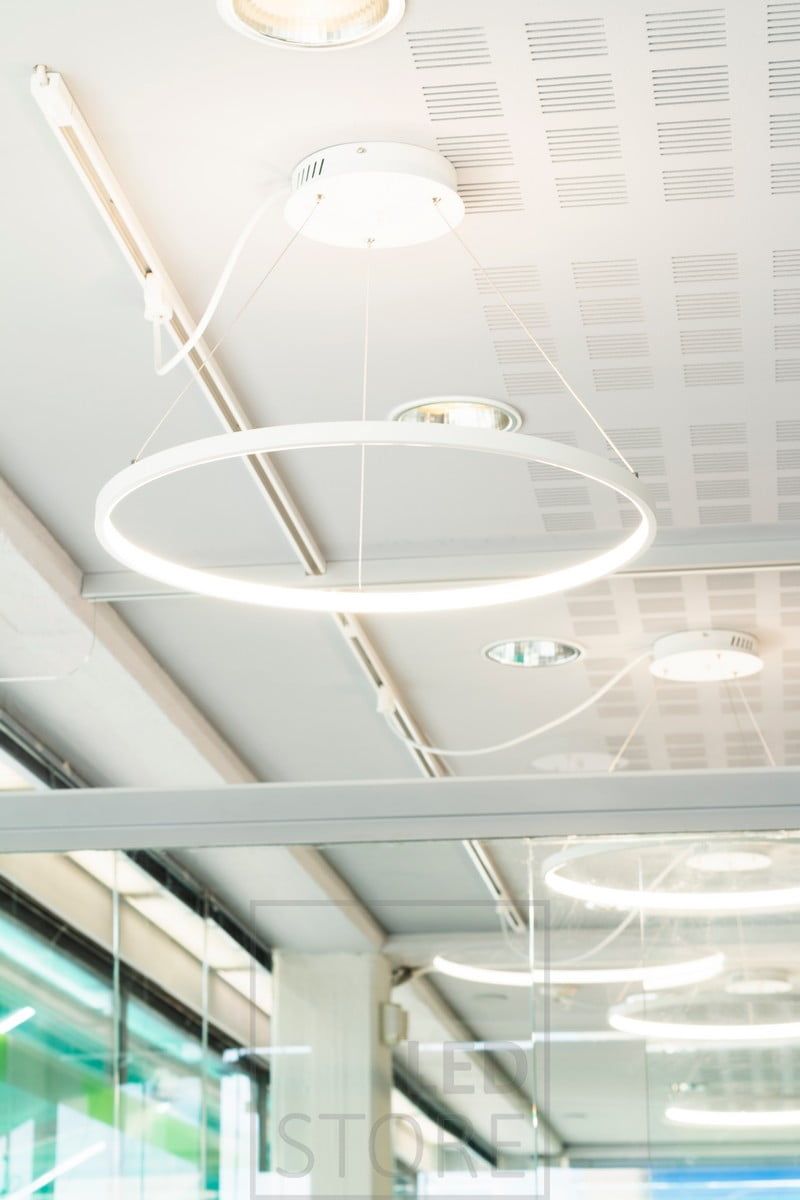 Rinkeli-valaisimet yleisvalaistuksena toimistolla. Led RINKELI on minimalistinen ja siro valaisin, joka sopii kotien lisäksi toimistojen valaisuun. Valaisin on tilattavissa myös Zigbee ohjauksella joilloin valaisin on täysin ohjattavissa esim Philips HUEsta. Voit siis himmentää ja säätää lämpötilaa portaattomasti 3000-5500K välillä. Ledstore.fi