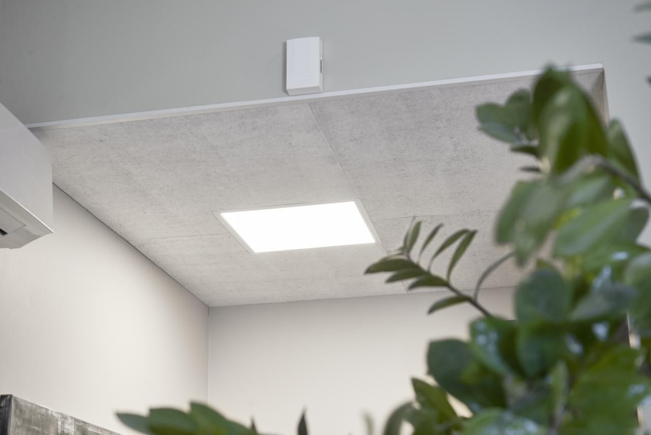 LED STORE -logo valkoisella tekstillä vihreällä taustalla, keskellä valkoisen neliön ääriviivat edustaen energiatehokkaita LED-valaistusratkaisuja.