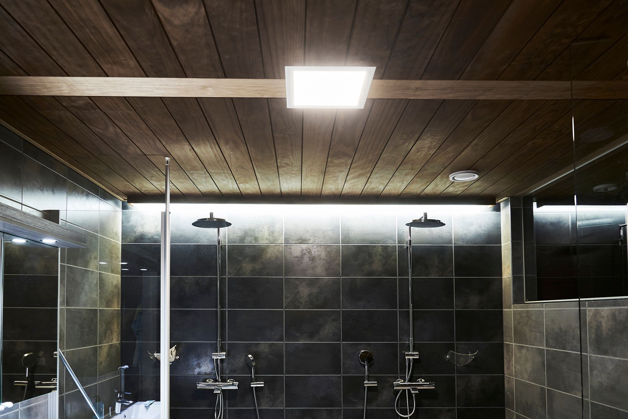 Kylpyhuoneessa paneeli valaisin yhdistettynä epäsuorasti asennettuun led nauhaan. Ledstore.fi