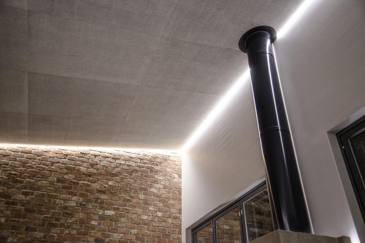 Vihreä tausta, jonka keskellä on teksti "LED STORE" lihavoituin valkoisin kirjaimin, mikä edistää energiatehokkaita LED-valaistusratkaisuja.