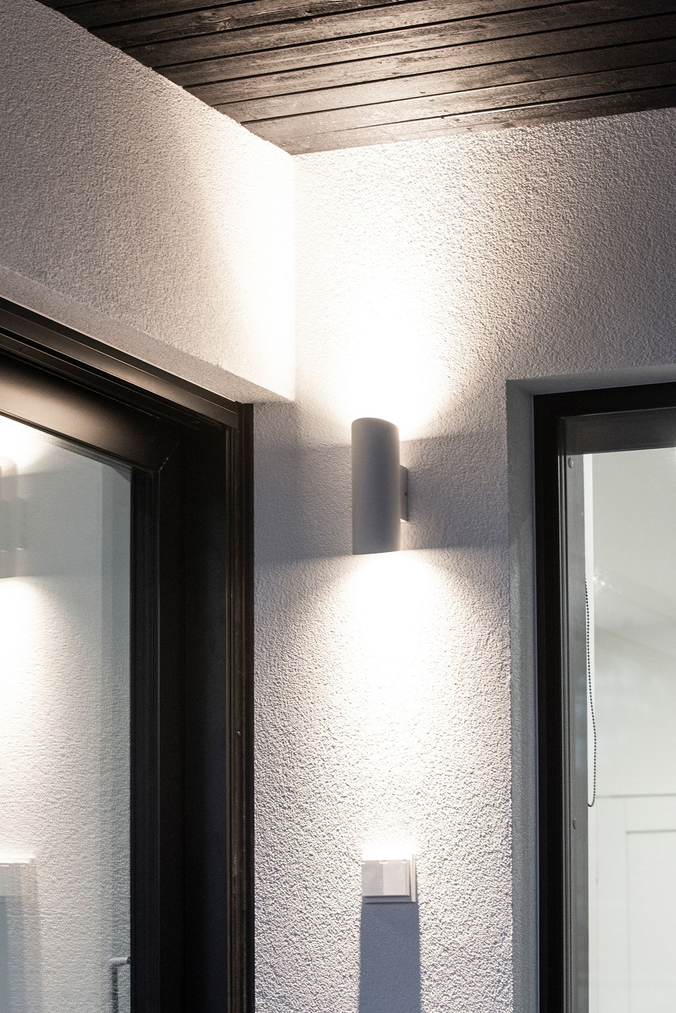 Valkoinen, kahteen suuntaan valaiseva Viisto-seinävalaisin. Saatavana myös mustana. Led wall VIISTO on moderni, kestävä ja pelkistetty ulkovalaisin. VIISTO muodostaa seinälle kauniin pehmeän valokuvion. Ledstore.fi