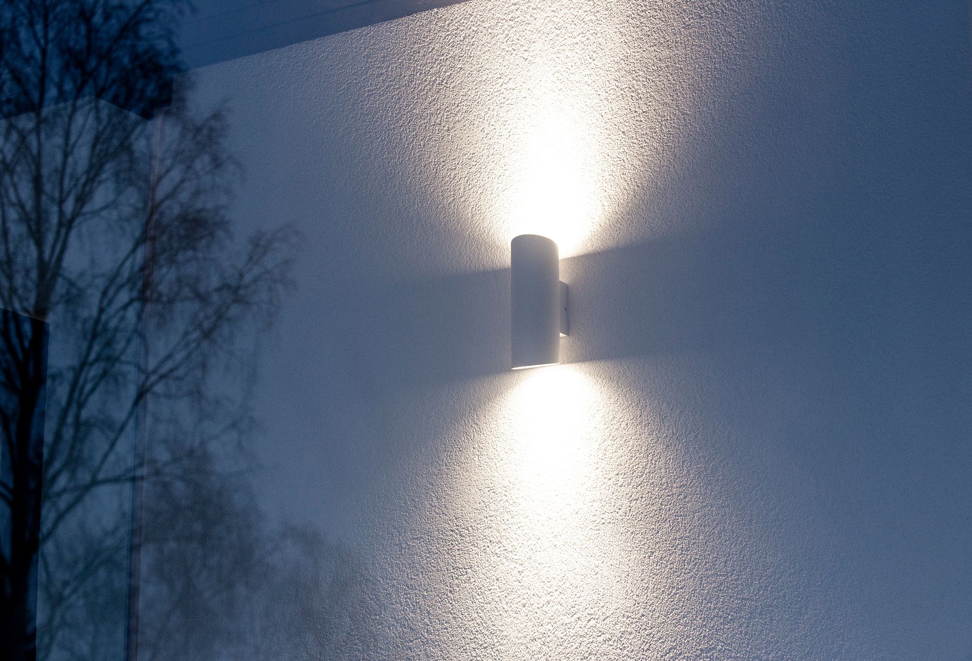 Valkoinen, kahteen suuntaan valaiseva Viisto-seinävalaisin. Saatavana myös mustana. Led wall VIISTO on moderni, kestävä ja pelkistetty ulkovalaisin. VIISTO muodostaa seinälle kauniin valokuvion. Ledstore.fi