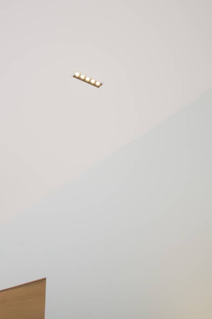 Vihreässä taustassa on valkoinen neliö, jossa on lihavoitu "LED STORE" -teksti, joka korostaa energiatehokkaita valaistusratkaisuja.