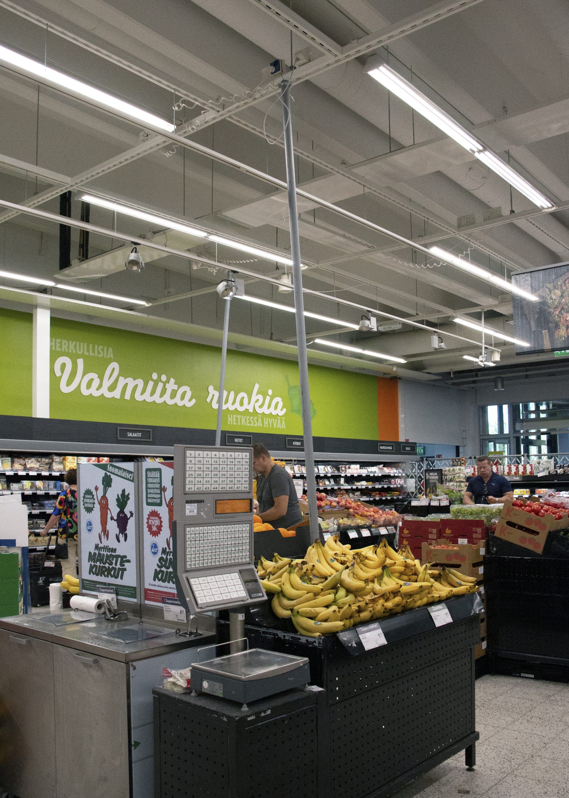 Led putket valaisevat tehokkaasti ja tasaisesti ruokakaupan. Ledstore.fi