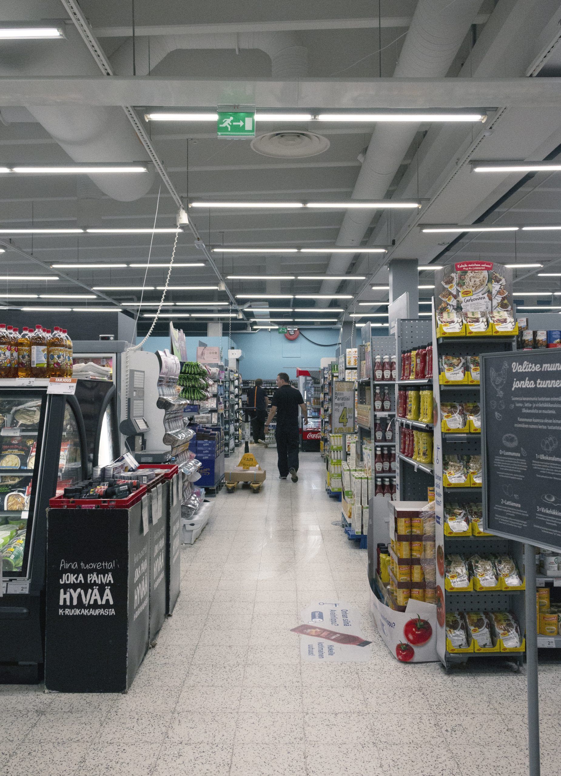 Led loisteputket valaisevat tehokkaasti ja tasaisesti ruokakaupan. Ledstore.fi