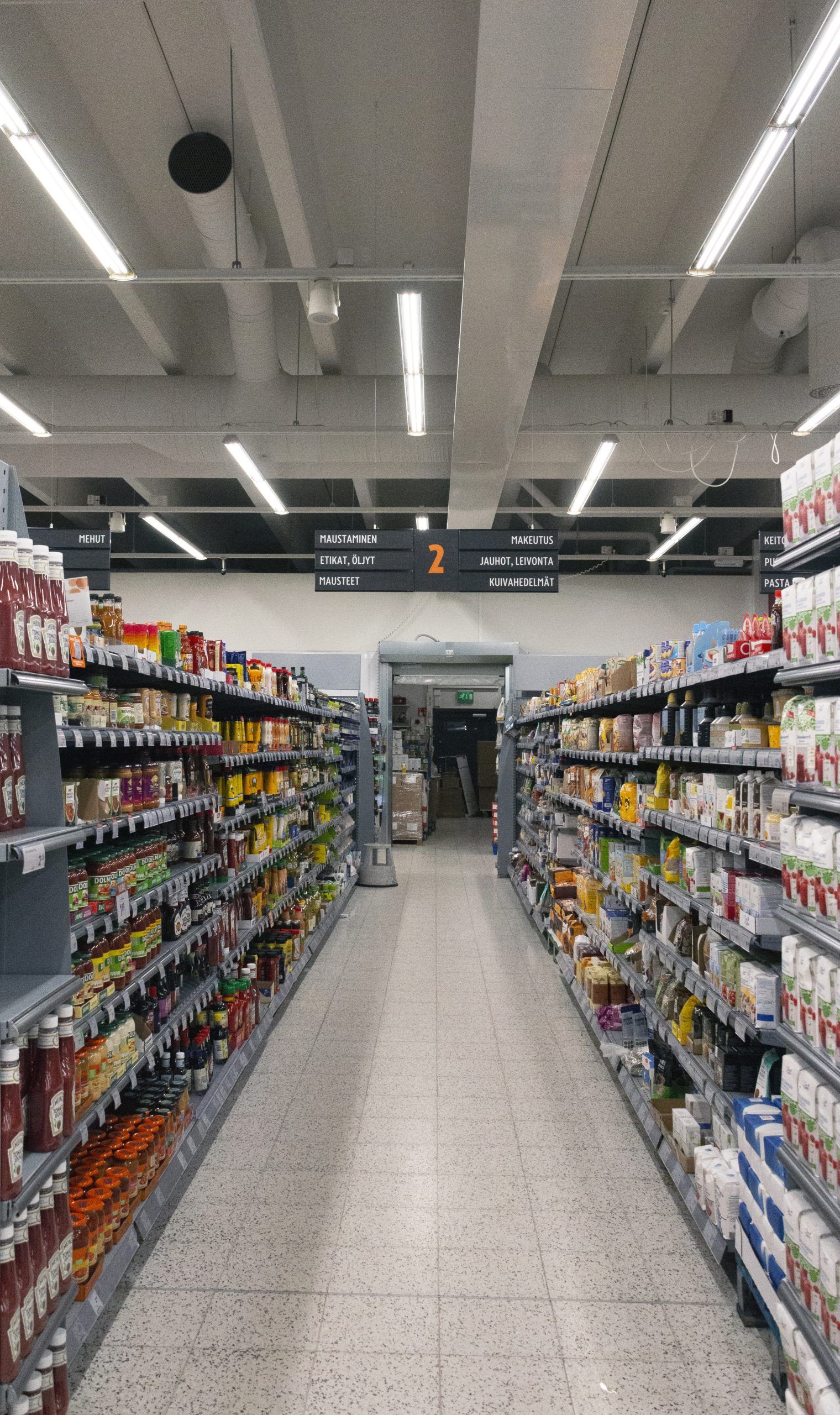 Led putket ruokakaupassa katossa valaisemassa tehokkaasti ja tasaisesti suurta tilaa. Ledstore.fi