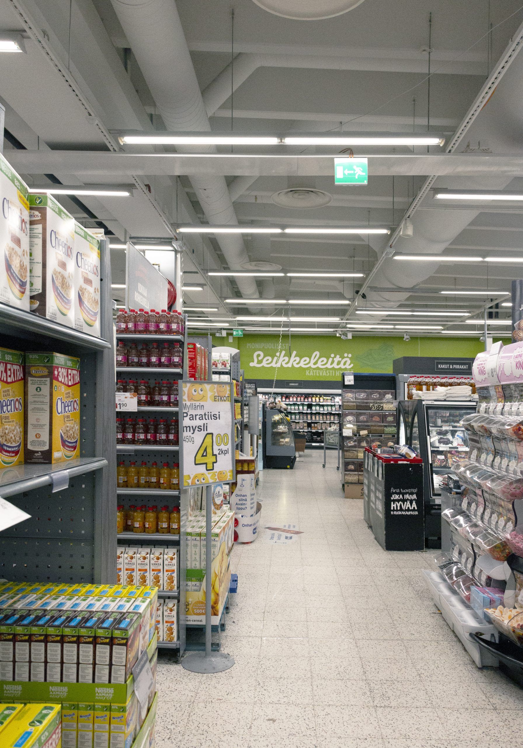 Led putket ruokakaupan katossa valaisemassa tehokkaasti ja tasaisesti suurta tilaa. Ledstore.fi