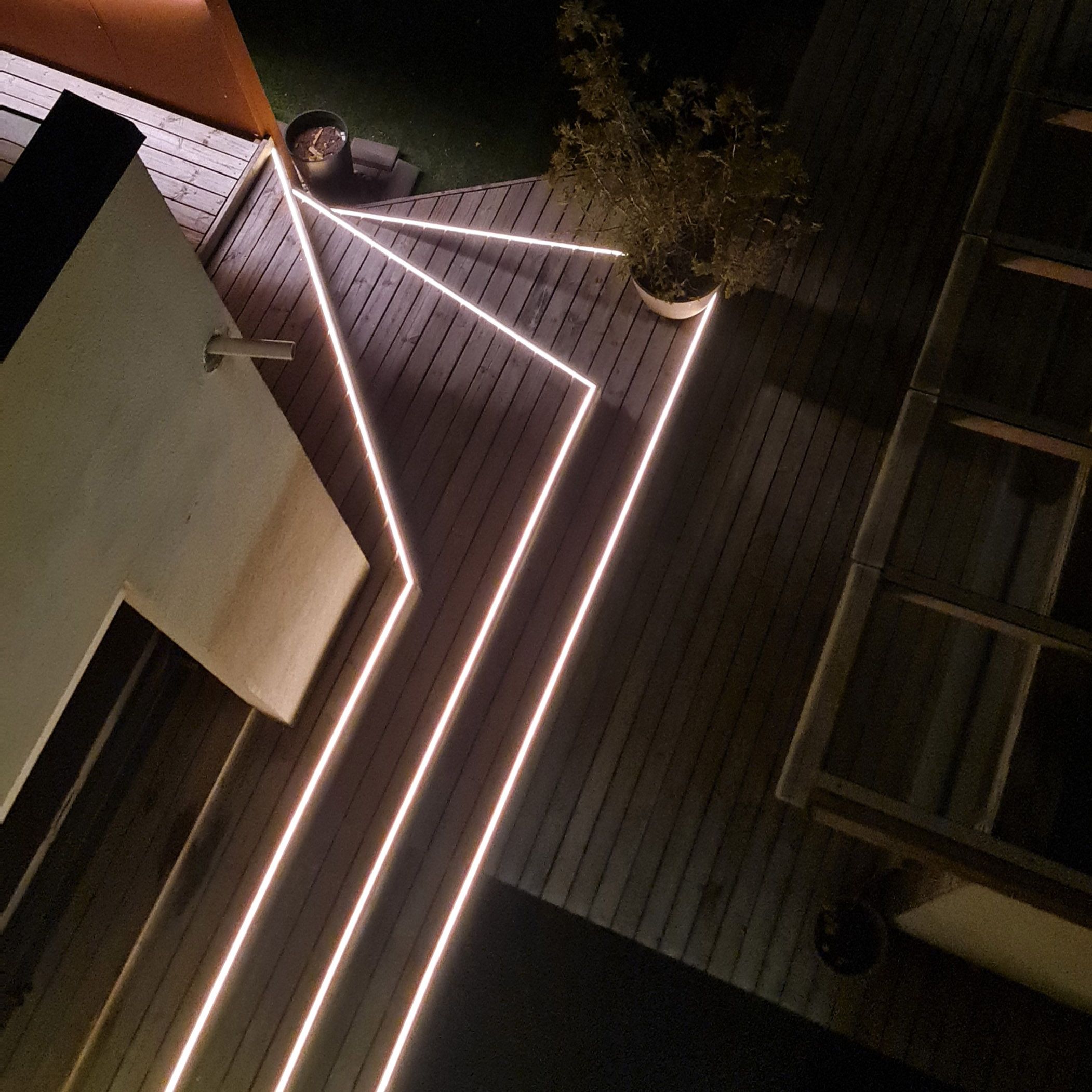 LED NEON nauhaa upotettuna ulkoportaan reunaan