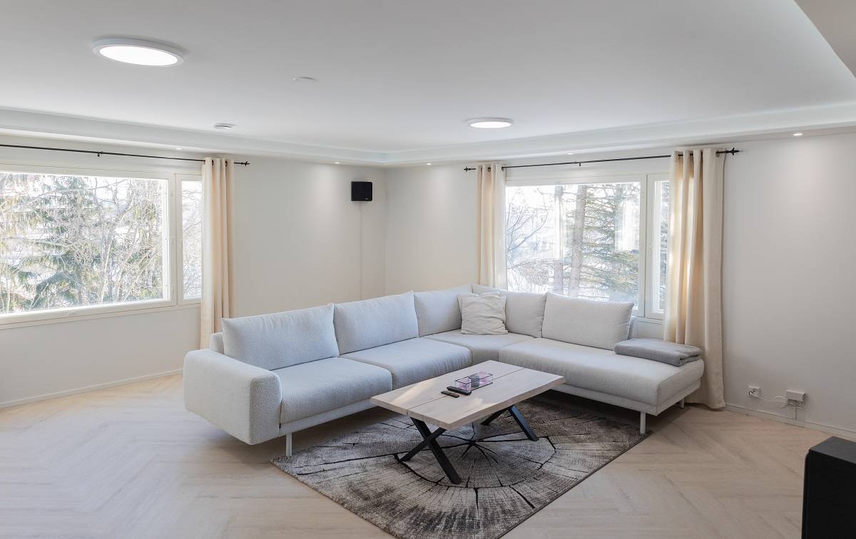 Kaksi plafondia huoneen keskellä, led spotit huoneen reunoilla, led-nauhavalot epäsuorana valona huonetta kiertämässä alaslaskussa.