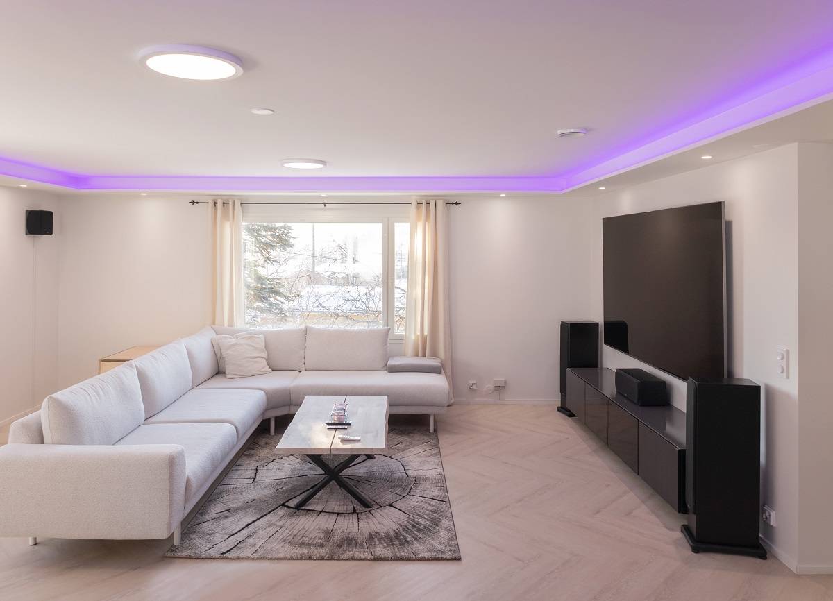 Olohuoneen RGB+CCT led nauha palaa liilassa valossa.