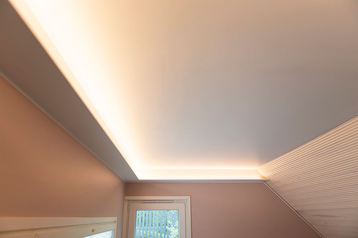 Vihreä tausta ja valkoinen neliö, jossa teksti "LED STORE" lihavoituna korostaa energiatehokkaita LED-valaistusratkaisuja.